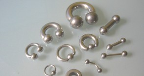 Piercingschmuck (Wikipedia.com) Derechos reservados